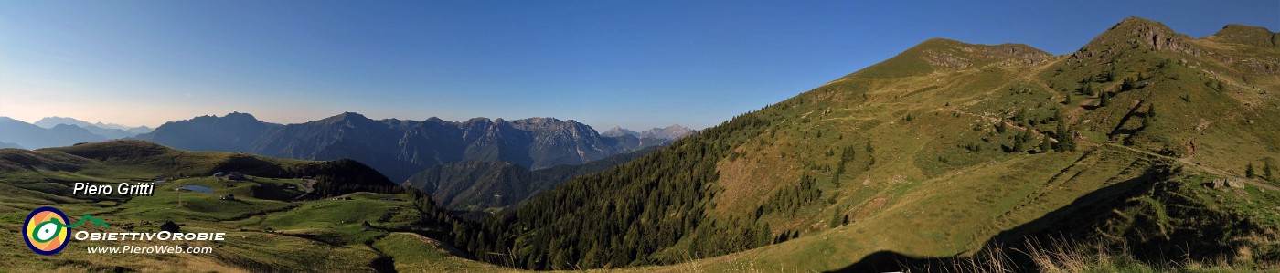 19 Dal dosso panoramico vista sui Piani e verso il Monte Avaro.jpg